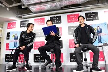 番組告知ナレーションを披露する遠藤憲一（中央）。