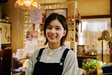 「コタキ兄弟と四苦八苦」より、さっちゃん役の芳根京子。