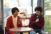 左から板垣瑞生、ヤング ポール。