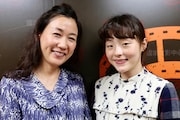 左から大島葉子、モトーラ世理奈。