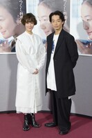 左から黒木華、森山未來。