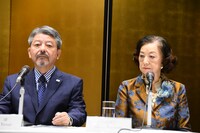 左から矢内廣、小山明子。