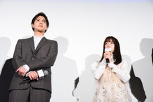 左から片寄涼太、橋本環奈。