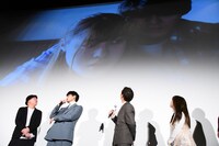 バックハグシーンについて話す眞栄田郷敦（中央左）。