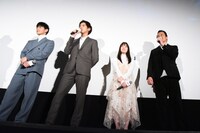 左から眞栄田郷敦、片寄涼太、橋本環奈、遠藤憲一。