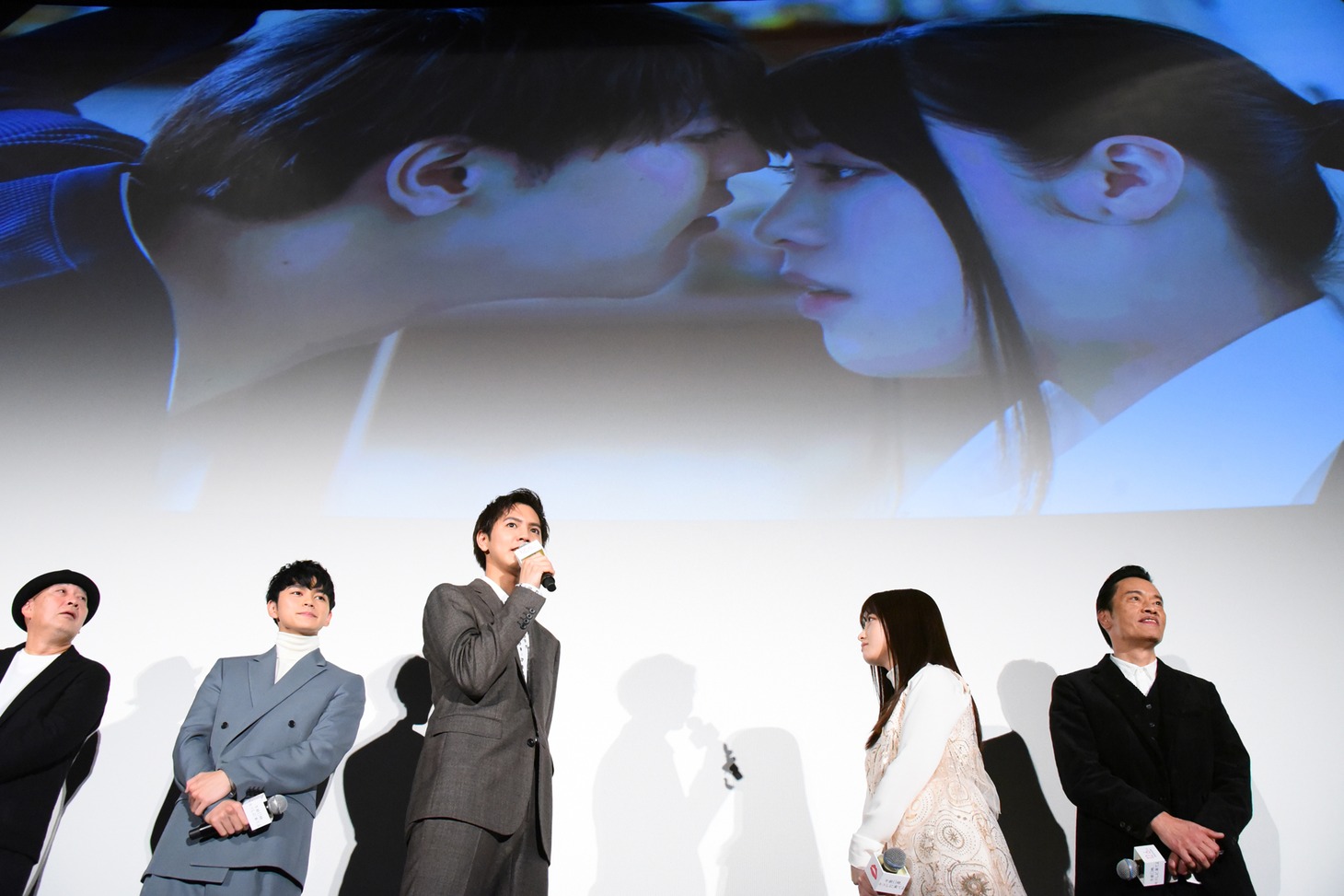 “鼻かじキス”について話す片寄涼太（中央）。