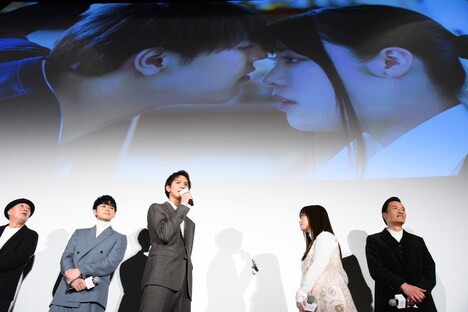 “鼻かじキス”について話す片寄涼太(中央)。