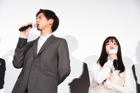左から片寄涼太、橋本環奈。