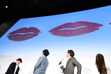 スクリーンに映し出された眞栄田郷敦のキスマーク（左）と橋本環奈のキスマーク（右）。