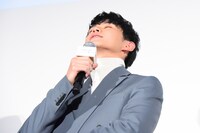 キスマークを取ったときの様子を再現し、片寄涼太から「（キス）される側の顔じゃん」とツッコまれた眞栄田郷敦。