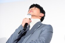 キスマークを取ったときの様子を再現し、片寄涼太から「（キス）される側の顔じゃん」とツッコまれた眞栄田郷敦。