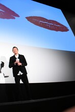 遠藤憲一と、スクリーンに写し出された彼のキスマーク。