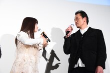 キスマークの取り方について議論する橋本環奈（左）と遠藤憲一（右）。