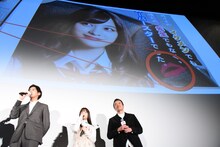 ポスターに使用されたキスマークについて話す片寄涼太（左）。