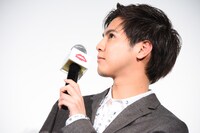 自分のキスマークと唇を近付ける片寄涼太。