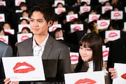 左から片寄涼太、橋本環奈。