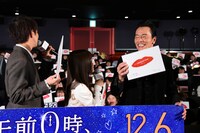 掛け声を間違えてしまった遠藤憲一（右）。