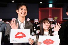 左から片寄涼太、橋本環奈。