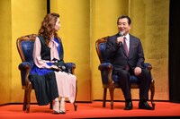 左からファーストサマーウイカ、加山雄三。