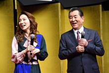 左からファーストサマーウイカ、加山雄三。