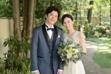 左から富田役の田中圭、麻美役の北川景子。