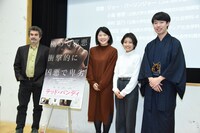 ジョー・バーリンジャー（左）と立教大学・社会学部の学生たち。