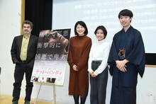 ジョー・バーリンジャー（左）と立教大学・社会学部の学生たち。