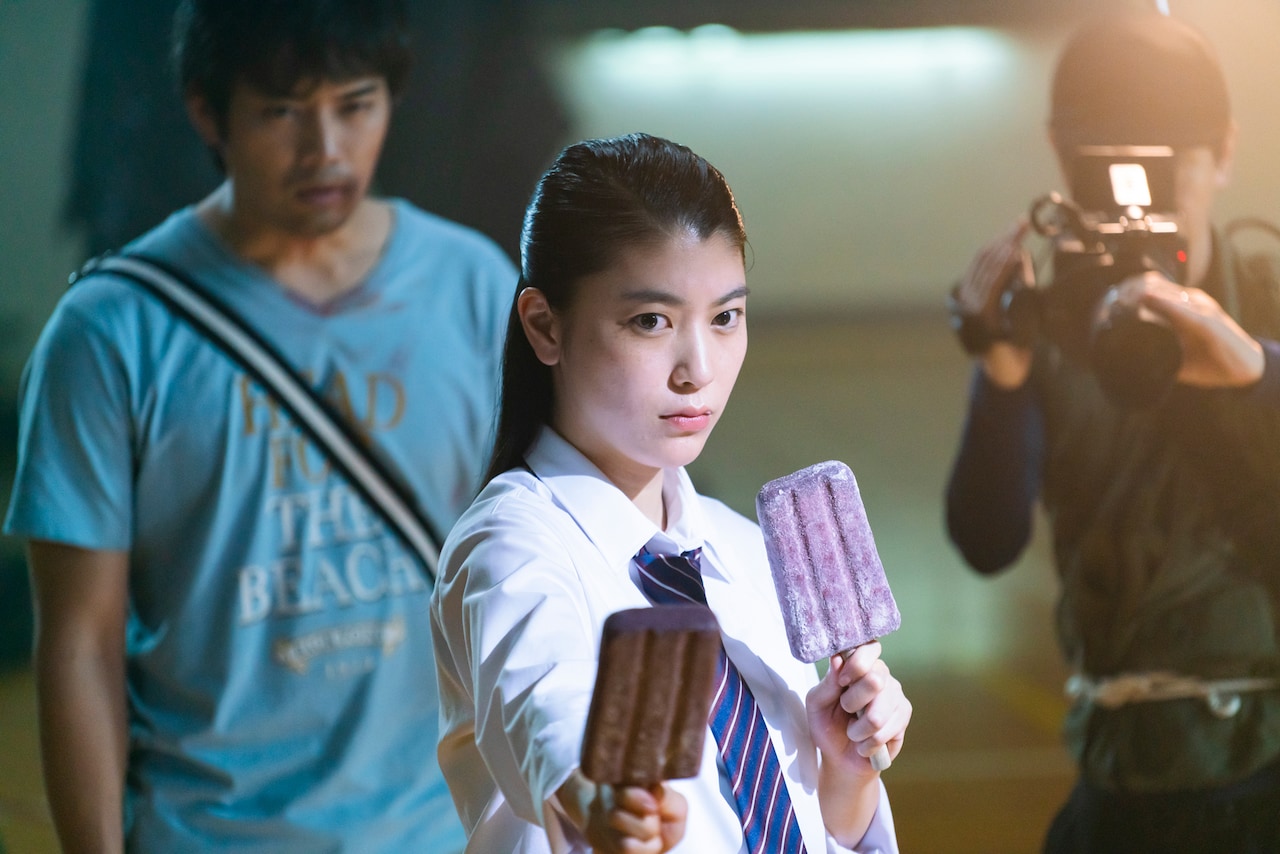 成海璃子があずきアイスで板垣瑞生と戦う「ゴーストマスター」アクション映像