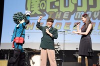 今田美桜（右）の「パートナーにしたいキャラ」に選ばれ喜ぶ山下大輝（中央）と緑谷出久（左）。