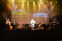 sumikaのライブの様子。