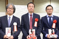 2019年度新藤兼人賞の授賞式の様子。左から河村光庸、村上浩康、田中征爾。