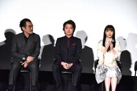 左から吉田鋼太郎、藤原竜也、広瀬すず。