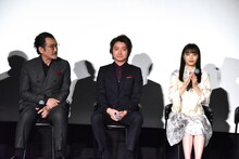 左から吉田鋼太郎、藤原竜也、広瀬すず。