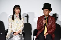 左から広瀬すず、栗田貫一。