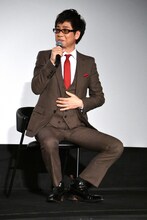 スーツのサイズが小さいせいで、やけに姿勢がいいことを栗田貫一から指摘された山寺宏一。