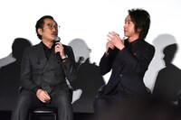 「ルパンと共演したかった……」「俺もそうだよ」と言い合う藤原竜也（右）と吉田鋼太郎（左）。