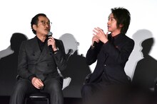 「ルパンと共演したかった……」「俺もそうだよ」と言い合う藤原竜也（右）と吉田鋼太郎（左）。