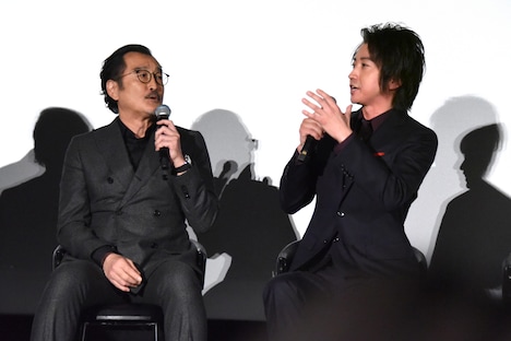 「ルパンと共演したかった……」「俺もそうだよ」と言い合う藤原竜也（右）と吉田鋼太郎（左）。