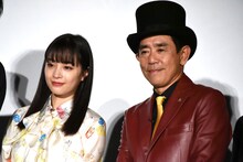 左から広瀬すず、栗田貫一。