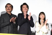 左から吉田鋼太郎、藤原竜也、広瀬すず。