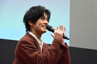 飛電或人風のギャグを披露する奥野壮。