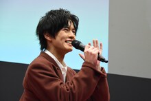 飛電或人風のギャグを披露する奥野壮。