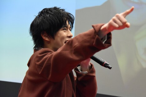 「ソウゴじゃ～、ないと！」と決めポーズする奥野壮。