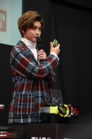 変身ポーズのポイントを説明する高橋文哉。