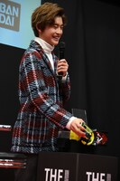 スキャンしてプログライズキーを開ける動作を説明する際、「うちの2号ライダーはこじ開けてますけど……」と笑う高橋文哉。