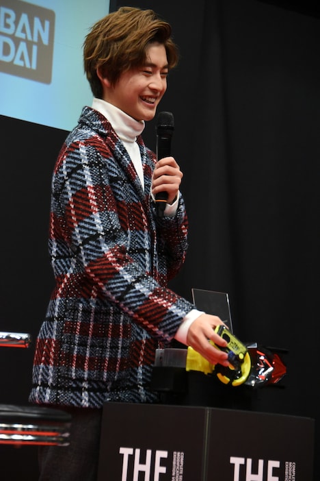 スキャンしてプログライズキーを開ける動作を説明する際、「うちの2号ライダーはこじ開けてますけど……」と笑う高橋文哉。