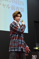 仮面ライダーゼロワンの変身ポーズを実演する高橋文哉。