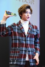 仮面ライダーゼロワンの変身ポーズを実演する高橋文哉。