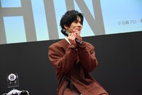 高橋文哉の変身を見て拍手する奥野壮。