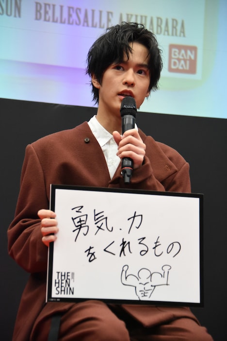 変身について語る奥野壮。